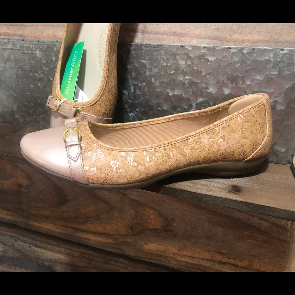 Women’s Solesenseability flats, size 9 wide